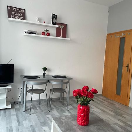 Tiffany Apartment In The City Center Bratislava Bagian luar foto